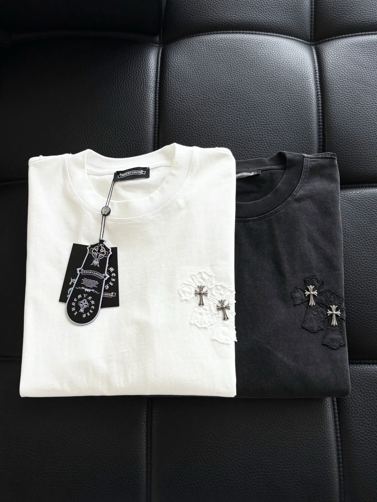 P416 Chrome Hearte CH new cross horseshoe Chrome Heart Sanskrit three-dimensional patchwork show craftsmanship, washed and frayed, pure cotton fabric, custom dyed in the same vat with special thickened 32 double-stranded 1X1 threads. .Light luxury, a must-have item for daily commuting for men and women.  Color: Black White Size: M~3x Style No.: 3579